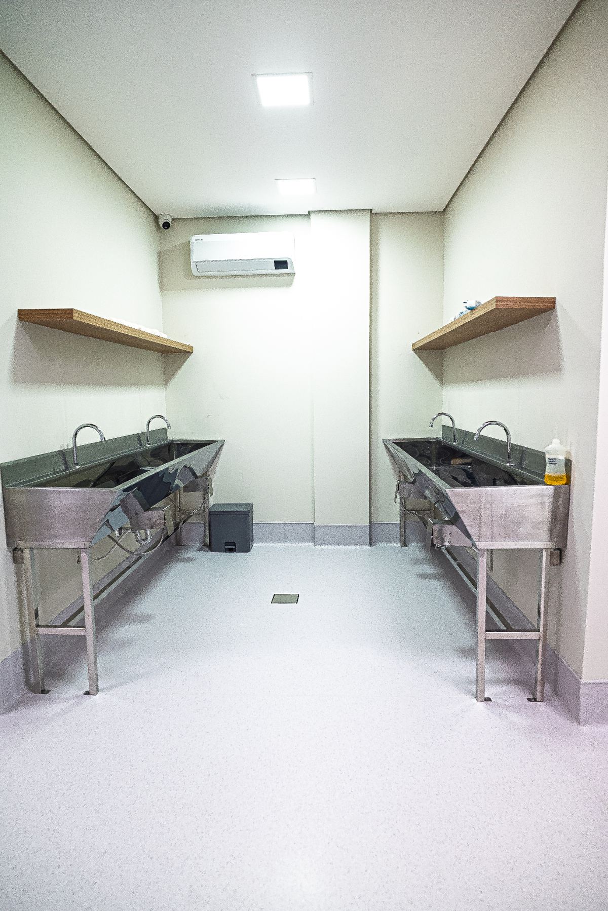Sala de escovação cirúrgica e biossegurança do Instituto Carlesso