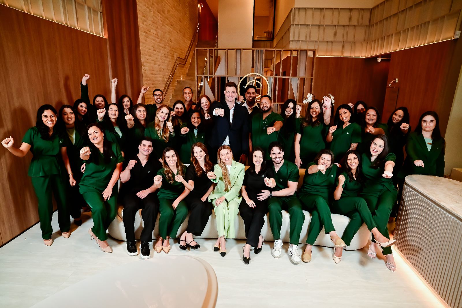 Equipe multidisciplinar do Instituto Carlesso no lobby